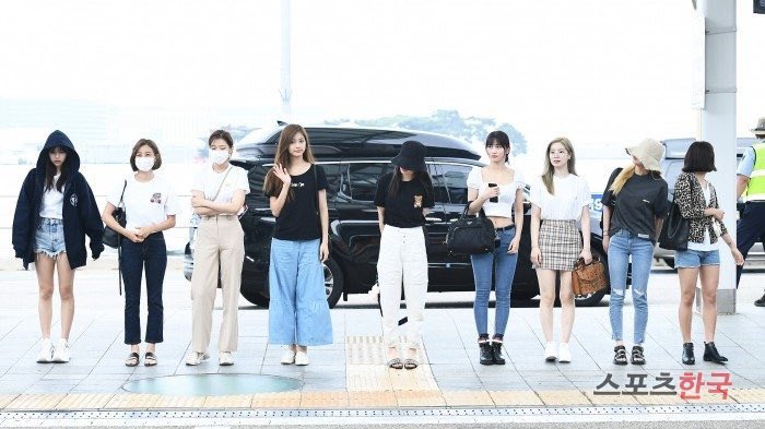 サブリー Twice패션 ジヒョはシンプルスタイルだけど ｔシャツがハワイで買った服っぽいww バックのサーフボード柄が可愛い アクセサリー 指輪を手と足の指にもつけてて 唯一色んなアクセをつけてる子だと思う T Co Oljnhicfhz