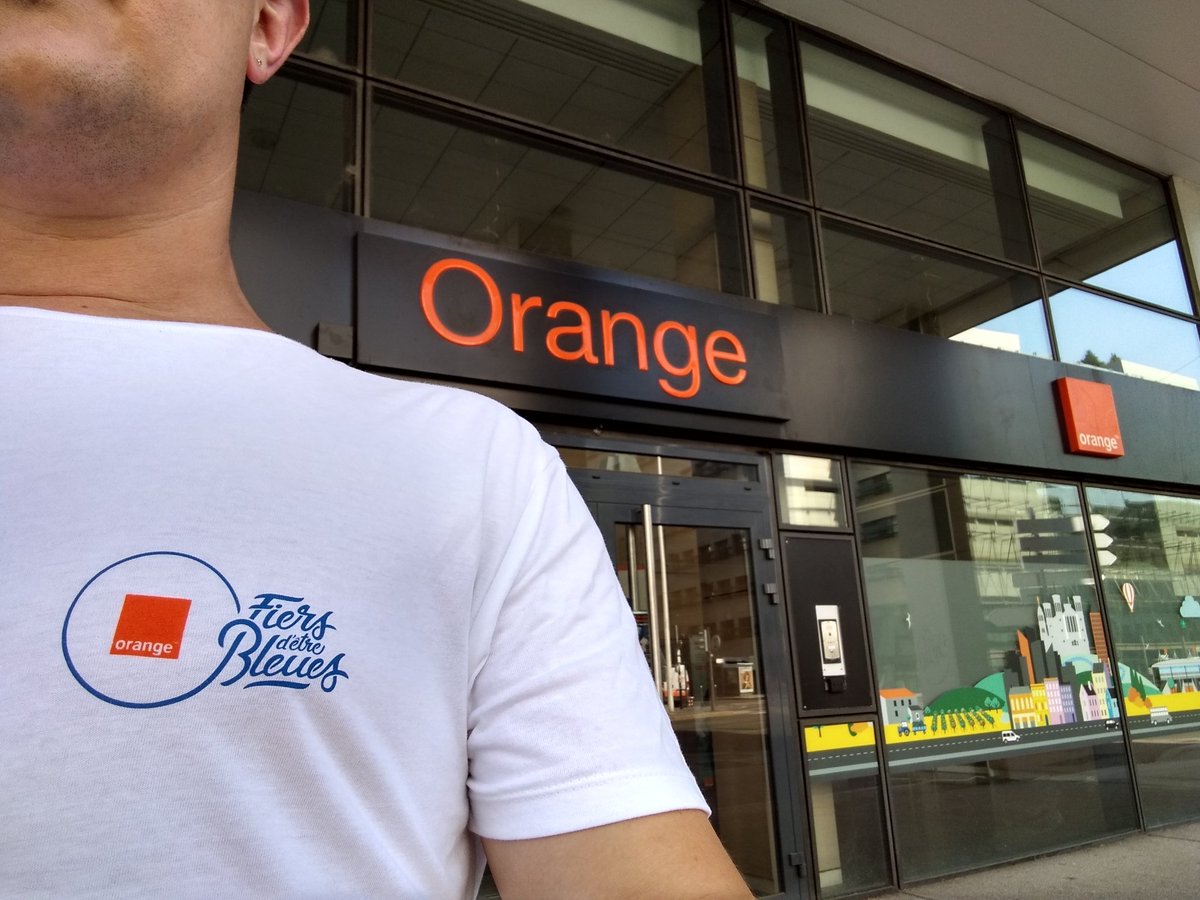 TwittMikler's tweet photo. Aujourd'hui, en cette journée #canicule on troque la chemise pour le tee-shirt #FiersdetreBleues afin de  soutenir @equipedefrance 
Allez, en route pour la 1/2 finale ! #OrangePasseurdEmotions @TeamOrangeFoot https://t.co/qe23uRAw7J