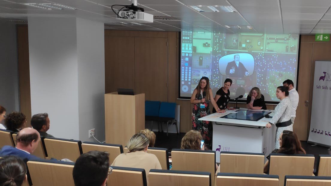 okapiatools's tweet photo. Estuvimos en @UNIRuniversidad presentando el programa Digital &amp; Soft Skills con @UNIRCareers y evaluando las #softskills de la Mafia en #ChicagoAños20 #OkapiaLab https://t.co/Cg1iscSANB