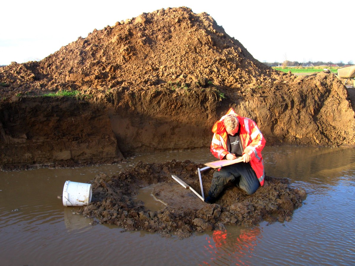 ArcheoProjecten's tweet photo. Het is vandaag Nationale Modderdag!
Bij ADC ArcheoProjecten hebben wij ruime ervaring met 'modderdagen'. Kijk met ons mee naar onze mooiste modderdagen:
#moddervet https://t.co/Hi9KTRvKOX