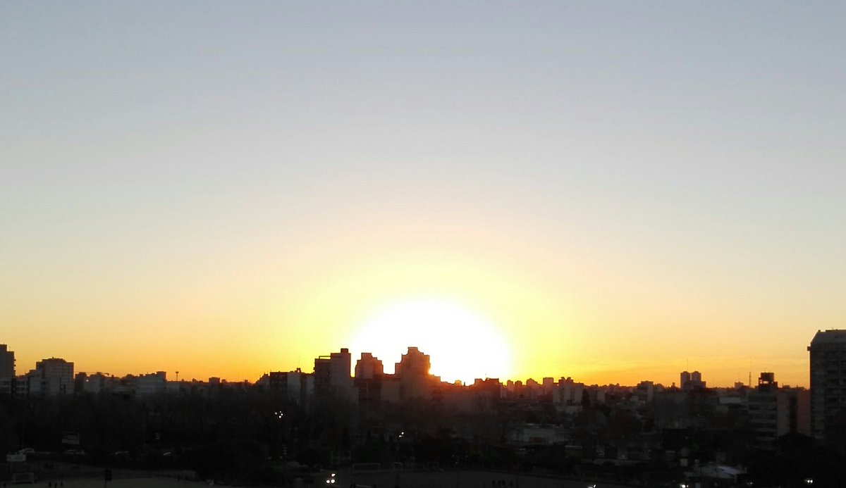 hersoleil's tweet photo. Así se ve el atardecer desde Caballito. https://t.co/QaIUH7B7oq