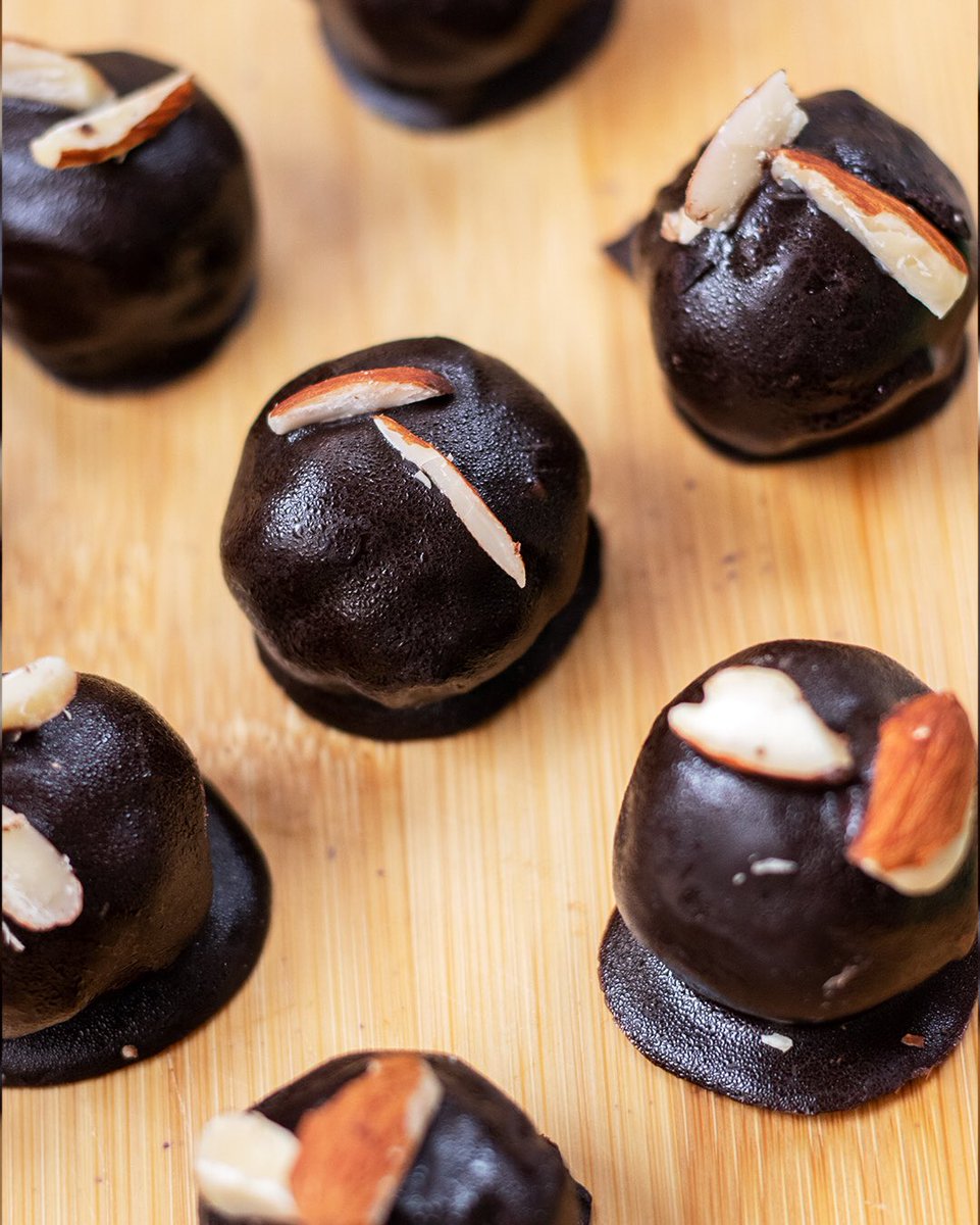 RefLivingraw's tweet photo. Protein balls provide the body with protein to build muscles after a workout session. These vegan protein balls are filled with healthy plant based protein from ingredients like walnuts, cashew nuts, almonds, chia seeds and others.
#cleaneating #refsports #refcafe #reflivingraw https://t.co/QCacbPZgyn