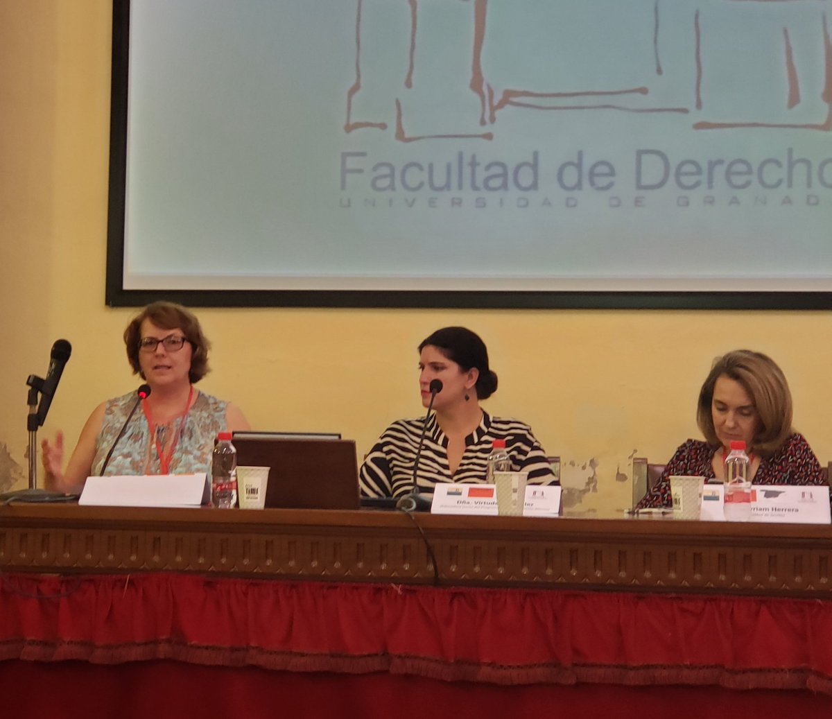 iliana0galilea1's tweet photo. En el #IVSIMCRIM la maravillosa @rbarberet explica la importancia de reflexionar sobre las diferencias que hay entre hombres y mujeres de vivir la ciudad: hay que advertir el continuo que hay entre el espacio público y privado en la violencia contra la mujer. https://t.co/qSvvFuXe6S