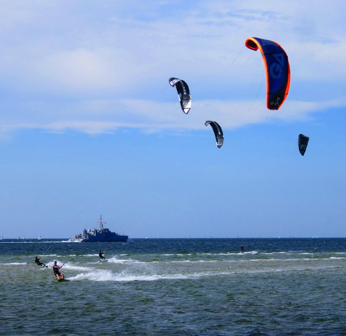 SerhatGuvenc's tweet photo. “Uygun rüzgarlar”/“Fair Winds” inspired by Franco Costa. #kiel #laboe #fairfinds #francocosta #kitesurfers #norvegiannavy #kielweek #kielerwoche #labornavalmemorial #laboemarineehrenmal https://t.co/5ZQXge24jj