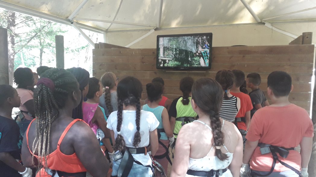 Ce2Marcel's tweet photo. Il fait frais dans la forêt. Nous visionnons les consignes de sécurité! https://t.co/YWZjVQmoFJ