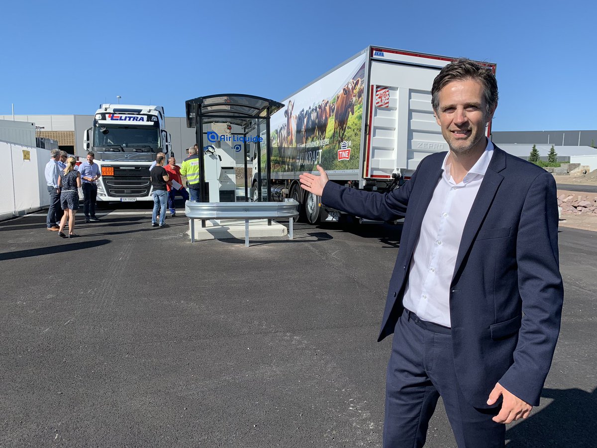 Starter dagen med å åpne landets største fyllestasjon for #fornybar, flytende #biogass ved E18  #tønsberg. En stolt og fornøyd Frode Halvorsen viser frem herligheten.  <a href="/Kjetdahl/">Kjetil Dahl</a>
