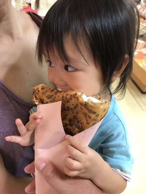 ロジャークレープ食べてるよ! 