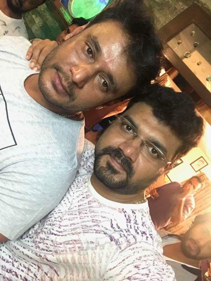 DFDH7999's tweet photo. #DBoss ರವರ ಆಪ್ತ ಸ್ನೇಹಿತರಾದ ಟಾಕಿಂಗ್ ಸ್ಟಾರ್ @srujanlokesh ರವರಿಗೆ ಹುಟ್ಟು ಹಬ್ಬದ ಹಾರ್ದಿಕ ಶುಭಾಶಯಗಳು 

@dasadarshan https://t.co/XKwD1fHgip