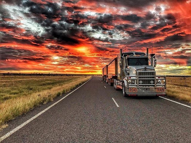 DustnDieselAU's tweet photo. Red sky at night, trucking delight @jononasey https://t.co/01NQFnQIa7 https://t.co/6wVwdVSwqB