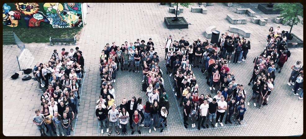 Vanmorgen de uitslag van de herexamens. 

Zowel bij Basis- en Kaderberoepsgericht en de MAVO 100%! 
Allemaal van harte gefeliciteerd en daarom deze foto!#trots#vechtdalcollegededemsvaart