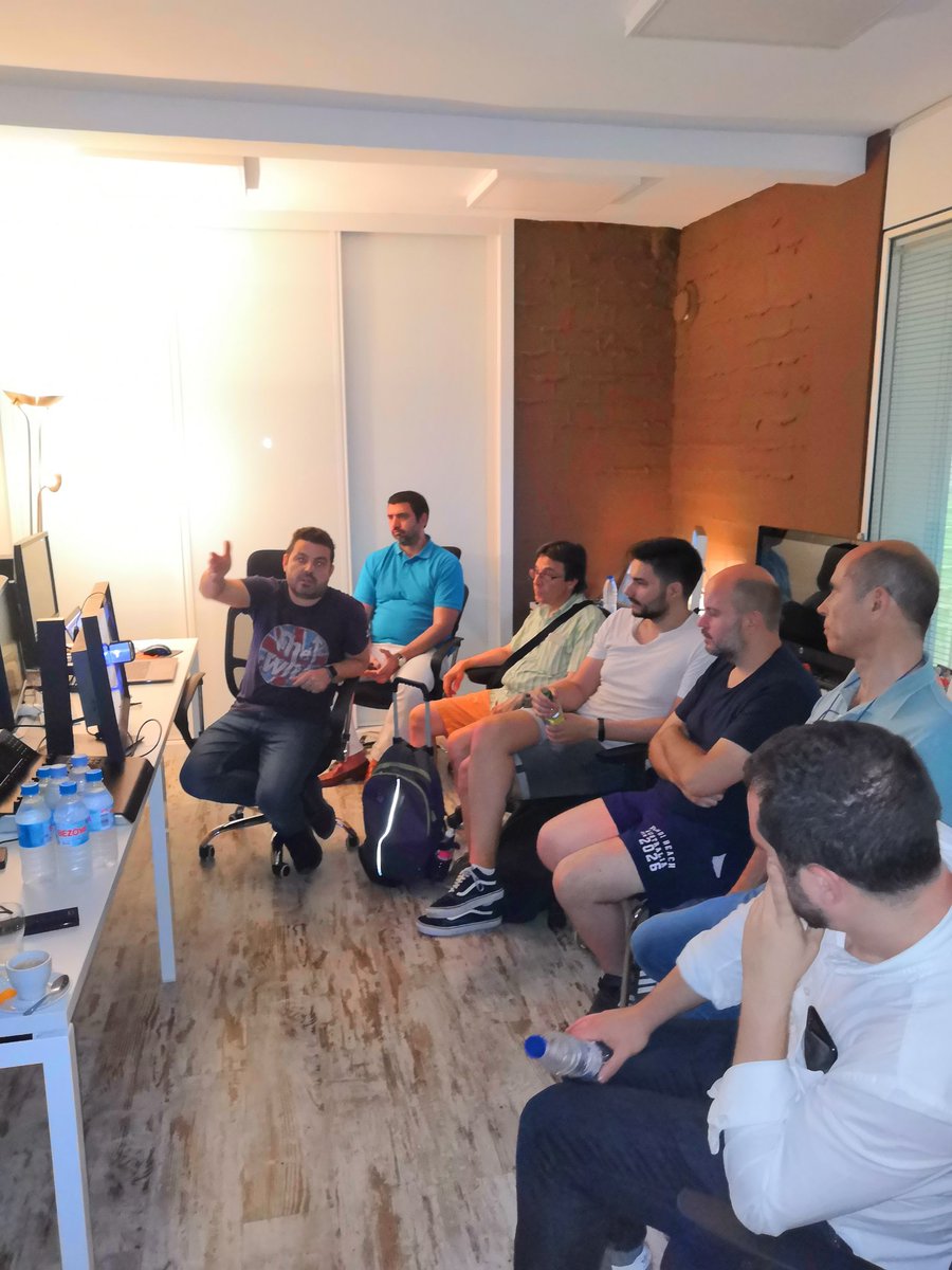 Trigital_Info's tweet photo. Qué bueno tenerte en casa. Fantástica charla de #MiguelAngelCrespo sobre calibración de color de monitores informáticos y monitores broadcast para el entorno audiovisual con #calmanestudio #microeventos #trigital https://t.co/3wYexQQlhI