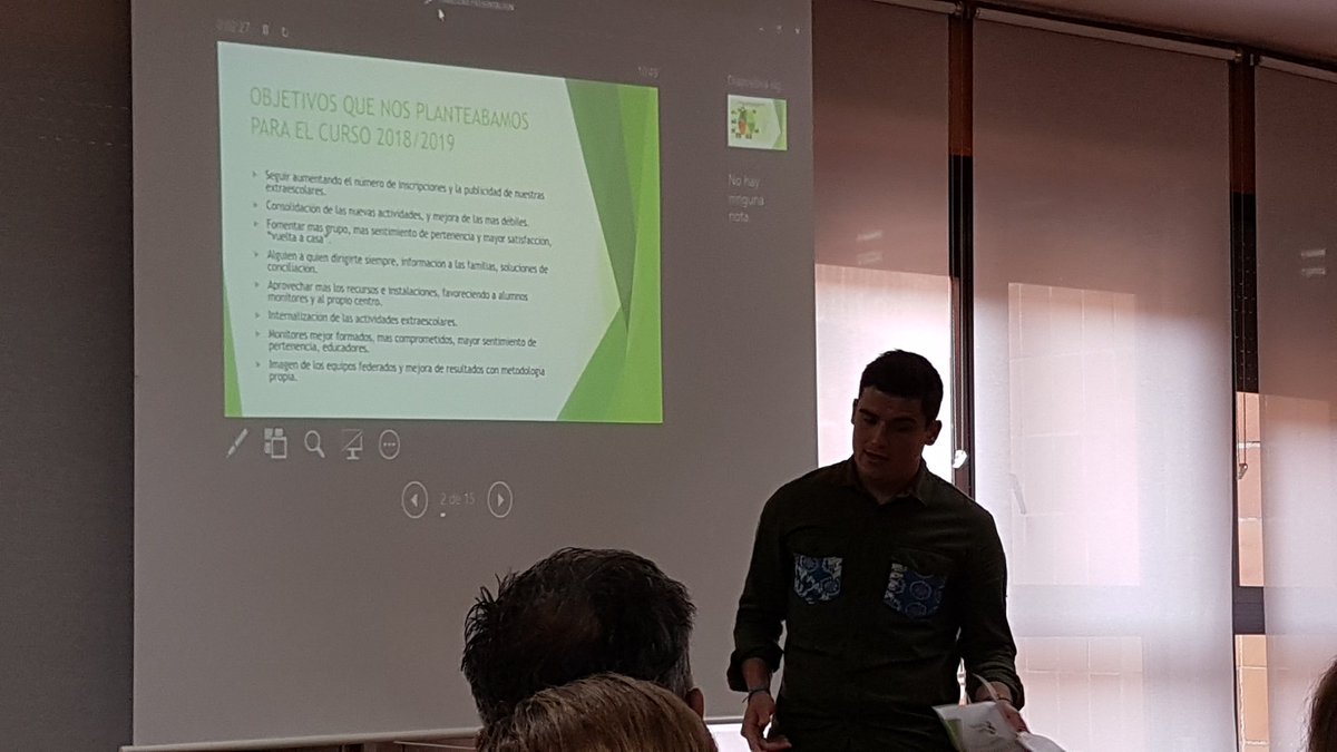 FET_Oviedo's tweet photo. Claustro final. Dioni presenta lo realizado en las actividades extraescolares. Las opciones crecen en cantidad, calidad y en inscripciones. @FETeresiana https://t.co/KZj2xk6uw0