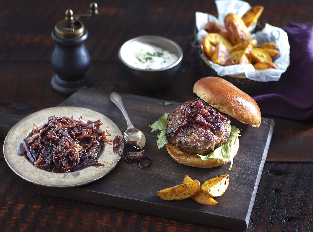 End your week right with our delicious Indian Spiced Lamb Burgers! 🍔 🔥 Ready in 25mins and packed with flavour- our favourite Friday treat! 👌🏼👩🏼‍🍳 #simplycook #friyay #burgers bit.ly/simplyburgers