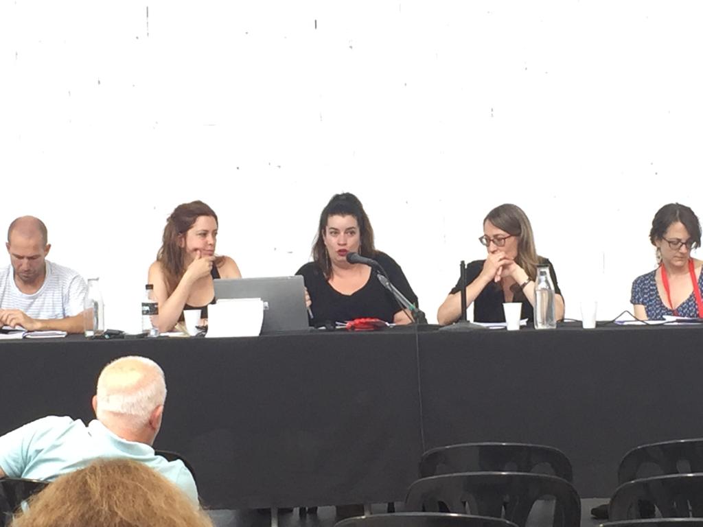 Avui hem estat acompanyant a la <a href="/TamaraVila83/">Tamara Carrasco</a> a la @Naubostik on ha  participat en la taula rodona "Crisi, retallades i deriva autoritària" #tamaranoestàssola