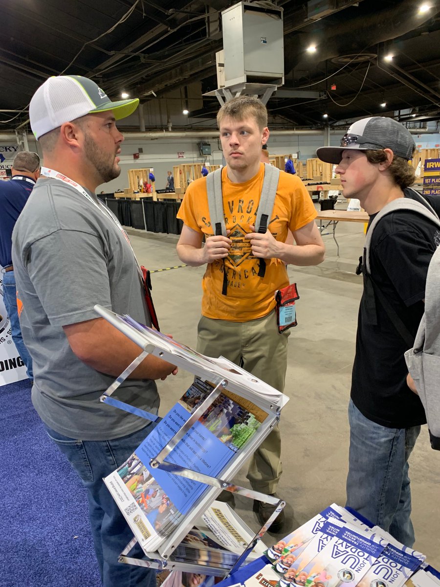 UAPipeTrades's tweet photo. Participated in @SkillsUSA Leadership &amp; Skills Conf this week. Rec. &amp; Outreach Coord Laura Ceja, Training Specialist Randy Gandy, 502 training dir Chuck Graham &amp; training coord Nick Brown w/2 apprentices, Devin Harpert &amp; Kendall Lathery showed contestants the benefits of the UA! https://t.co/3qGC5oo81N