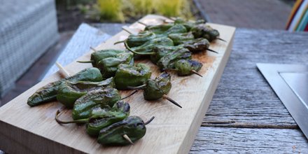 Looking for variety on the BBQ? The Pimientos de Padrón are also ideal for grilling. Look at eminentfood.nl/recepten for tips to add vegetables to your BBQ #recipes #pimientosdepadron #BBQ #summer #grill #vegetables #padron #chilli