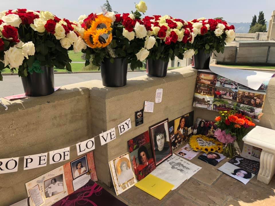 LoveMJJAlways's tweet photo. Michael Jackson truly loved all over the world with fans coming from far away to honor him at Forest Lawn with flowers, cards June 25th 2019.
Gone Too Soon 🌹🌻❤️
#HonorMJ #MichaelJackson #10YearsWithoutMichaelJackson #LoveMJJAlways #MJForever #MJFamUNITE #MessageToMichael https://t.co/i46WiHNpfs