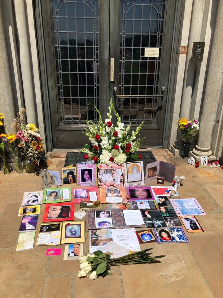 LoveMJJAlways's tweet photo. Michael Jackson truly loved all over the world with fans coming from far away to honor him at Forest Lawn with flowers, cards June 25th 2019.
Gone Too Soon 🌹🌻❤️
#HonorMJ #MichaelJackson #10YearsWithoutMichaelJackson #LoveMJJAlways #MJForever #MJFamUNITE #MessageToMichael https://t.co/i46WiHNpfs