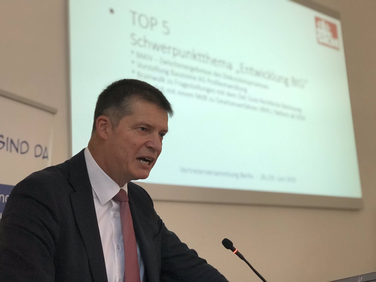 SKM_BV's tweet photo. Axel Müller, #MdB (@CDU) ist heute unser Gast bei der @SKM_BV Vertreterversammlung zum Gesetzesverfahren der #VBVG #rechtlicheBetreuung #BtG https://t.co/KuGUolAWK6