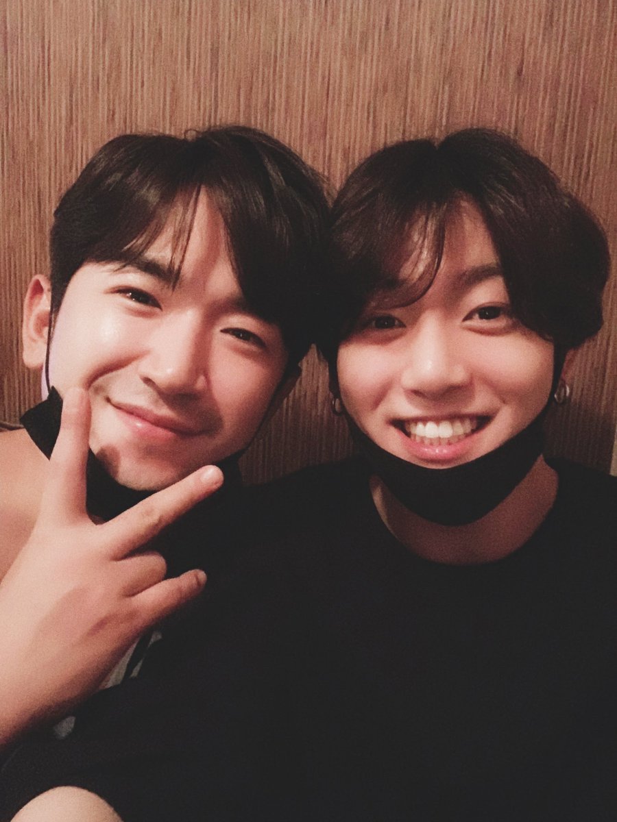 grandesvu's tweet image. IM SO SAD. LIKE WHAT. HES SO CUTE. his hair, his smile, his cheeks. ##devasted