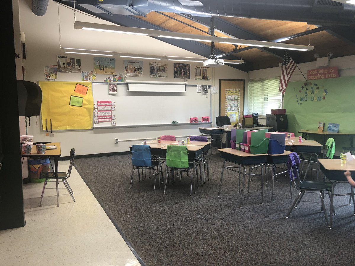 RosariaGiannet3's tweet photo. Ready for our Summer Literacy Academy Campers!! #summerlearning @EnzaMacri @DocConner13 @MiddletownPS https://t.co/FTDAzSgspW