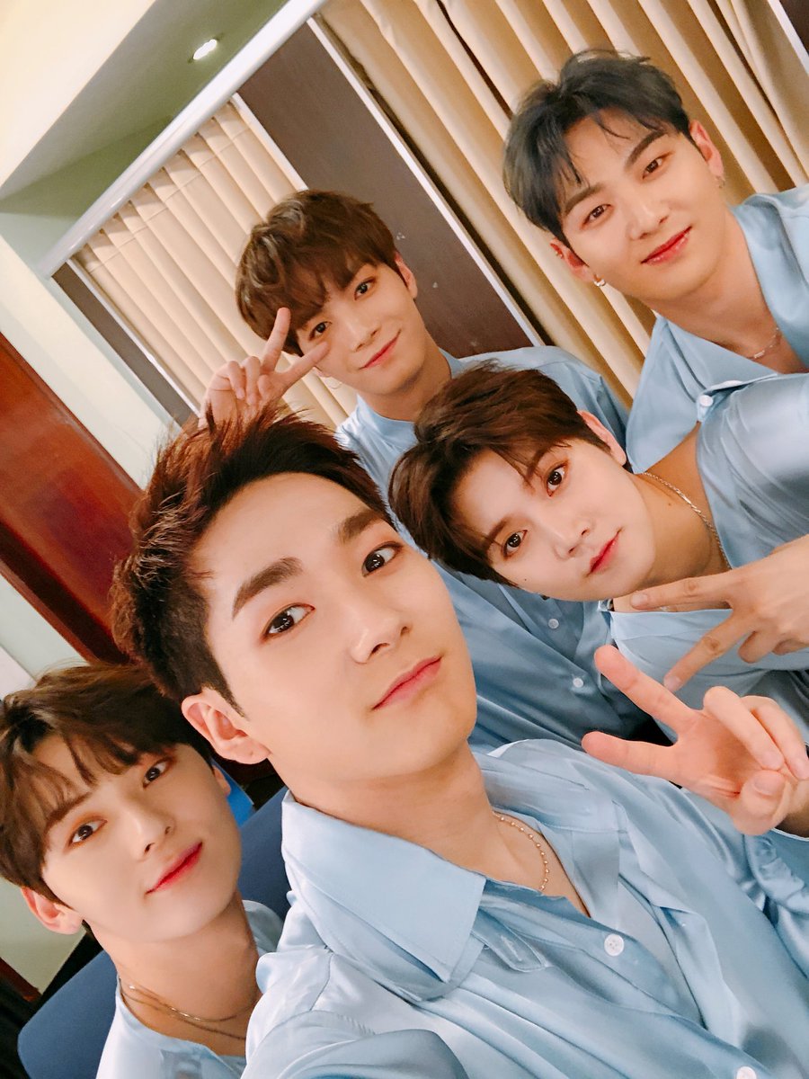 [NU'PAPA] 반짝반짝 빛나는 늉이들 때문에 선글라스 필수였다는 오늘 하루🕺 팬사인회 현장부터 공연까지 러브들 응원 소리에 올라간 늉이들 광대와 어깨는 내려올 틈이 없었다는 소식🤭 
#우리들의_추억_한_페이지에_머물_소중한_시간들
#러브들_고마워요💕