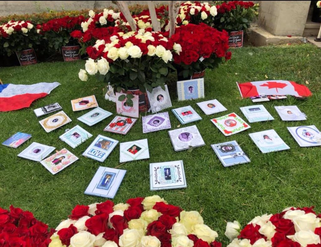 LoveMJJAlways's tweet photo. Michael Forever In Our Hearts ♥️
Beautiful flowers & handmade cards for Michael Jackson at Forest Lawn June 25th 2019.
It’s All For Love ❤️
#HonorMJ #MichaelJackson #10YearsWithoutMichaelJackson #LoveMJJAlways #MJForever #MessageToMichael #MJFamUNITE https://t.co/Ah6NAF2oOf