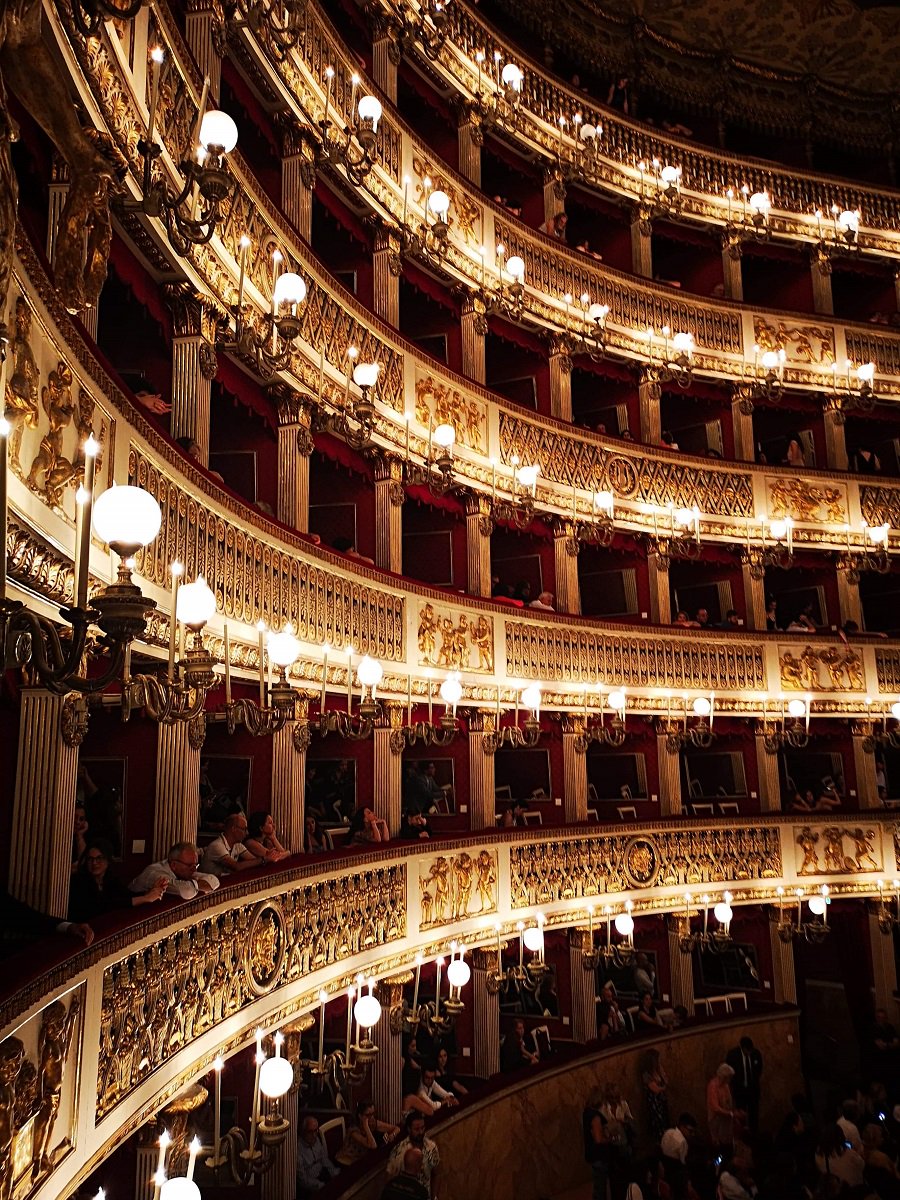 EternaDanza's tweet photo. En el Palco del #Teatro San #Carlo, de #Nápoles. Cortesía de la Sra. Rossanna Purcchia. Fundado en #1737, es uno de los más bellos del mundo y el más antiguo para la #ópera y el #ballet. El San Carlo se unirá a los Festejos por el Centenario de Alicia #Alonso en #2020 https://t.co/aRHhsKjYH5