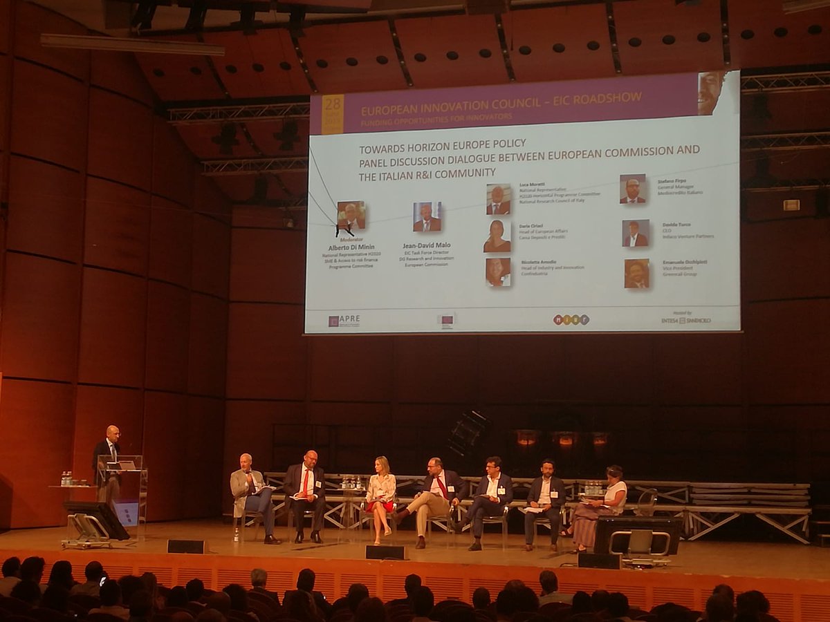 apre_it's tweet photo. 📢Adesso la sessione: “EIC TOWARDS HORIZON EUROPE”
Modera @adiminin con Jean-David Malo
Speaker ➡️ Luca Moretti, Daria Ciriaci, Nicoletta Amodio, @StefanoFirpo, Davide Turco ed @e_occhipinti 
#EU_EIC #HorizonEurope https://t.co/Z5dSSVq5Wy