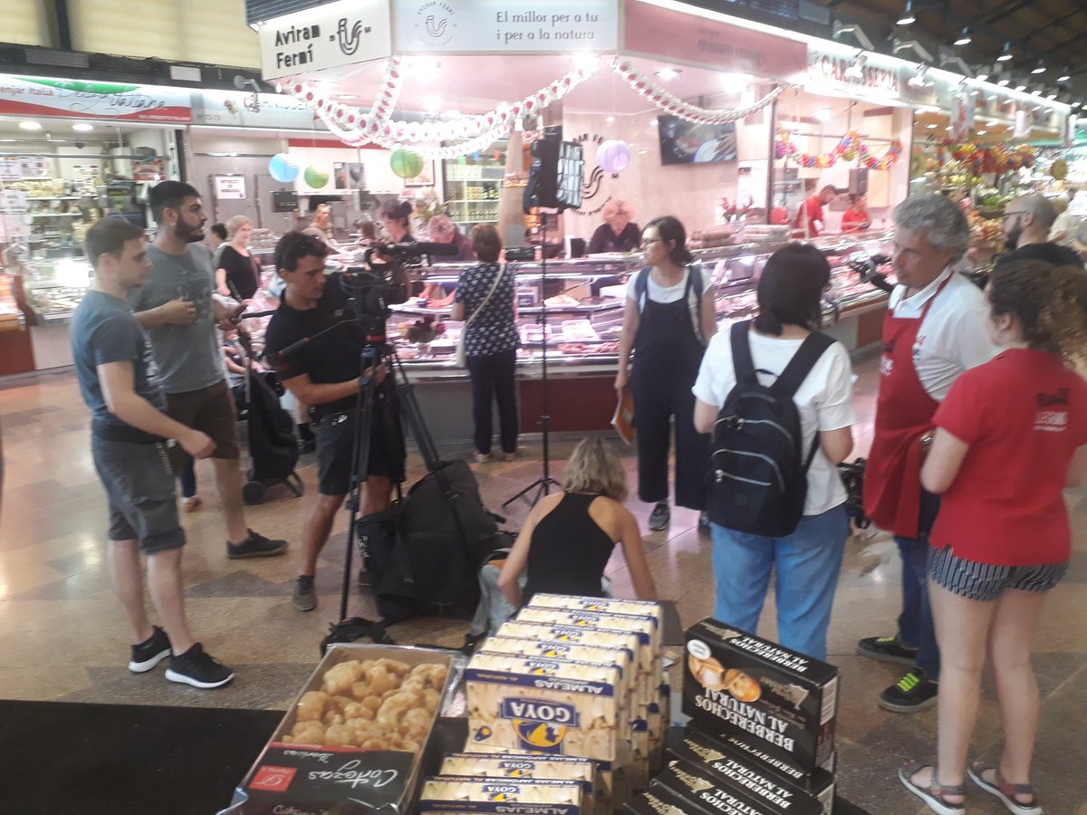 Manyosa1930's tweet photo. Tenim el rodatge d'un nou programa de @tv3cat a davant de la nostra parada.
El programa s'anomena Gent de mercat o quelcom per a l'estil i genera discrepàncies amb l'entorn dels paradistes. Es diu que, ben bé, no reflecteix a la gent del mercat del tot.
#sortimalatele https://t.co/XniQtI8A08