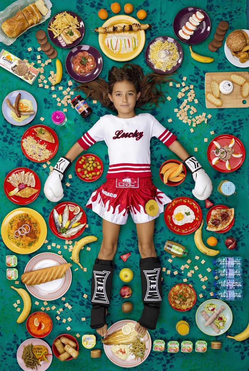 LucileCrouzier's tweet photo. 🌍 A voir : le photographe Gregg Segal immortalise des #enfants du monde entier entourés des plats qu’ils mangent chaque semaine ! - via @creapills - https://t.co/a9zcyhHASG https://t.co/Fkn7DJKPP9