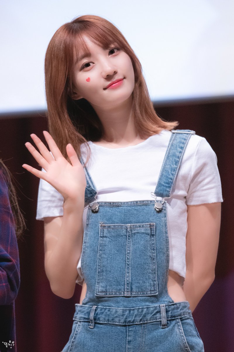 BINNIE_RABBIT's tweet photo. 190602 대전 팬싸인회 비니

칠흑같은 암흑 속 
틈 사이로 한 줄기 빛이 새어 나왔는데
그 빛이 너였구나, 배유빈

#오마이걸 #OHMYGIRL #おまごる
#비니 #BINNIE #ビニ
@WM_OHMYGIRL https://t.co/jLQetG2ay9