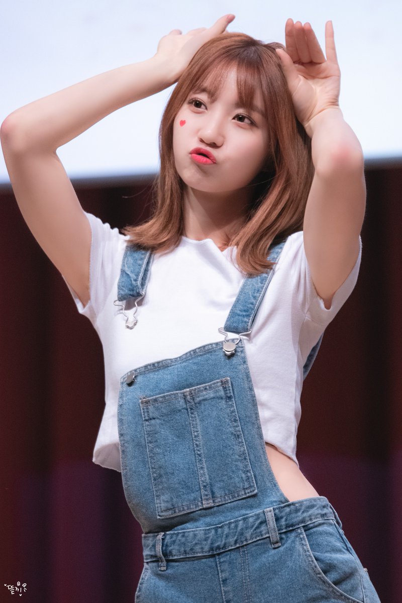 BINNIE_RABBIT's tweet photo. 190602 대전 팬싸인회 비니

칠흑같은 암흑 속 
틈 사이로 한 줄기 빛이 새어 나왔는데
그 빛이 너였구나, 배유빈

#오마이걸 #OHMYGIRL #おまごる
#비니 #BINNIE #ビニ
@WM_OHMYGIRL https://t.co/jLQetG2ay9