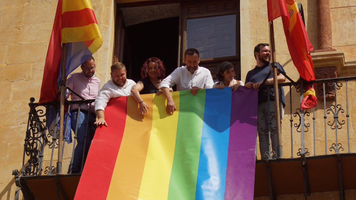 PSOE_Elx's tweet photo. ✔Hoy en el balcón del @ajuntamentelx hemos puesto la bandera del arcoíris conmemorando el Día Internacional del Orgullo LGTBI. Nuestro concejal de Igualdad, Derechos Sociales y Políticas Inclusiva, @VALERAMARIANO, ha leído el manifiesto
#Orgullo2019
#OrgulloLGTBI
#OrgulloElche https://t.co/AqDrpBo1uA
