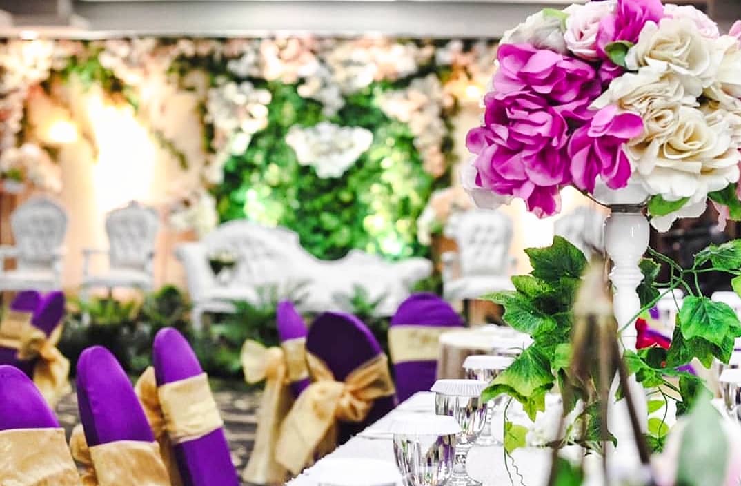 This floral arrangement brings this wedding reception to new heights. Host your special event with us here at <a href="/questsurabaya/">Quest Hotel Surabaya</a>. #QuestHotels