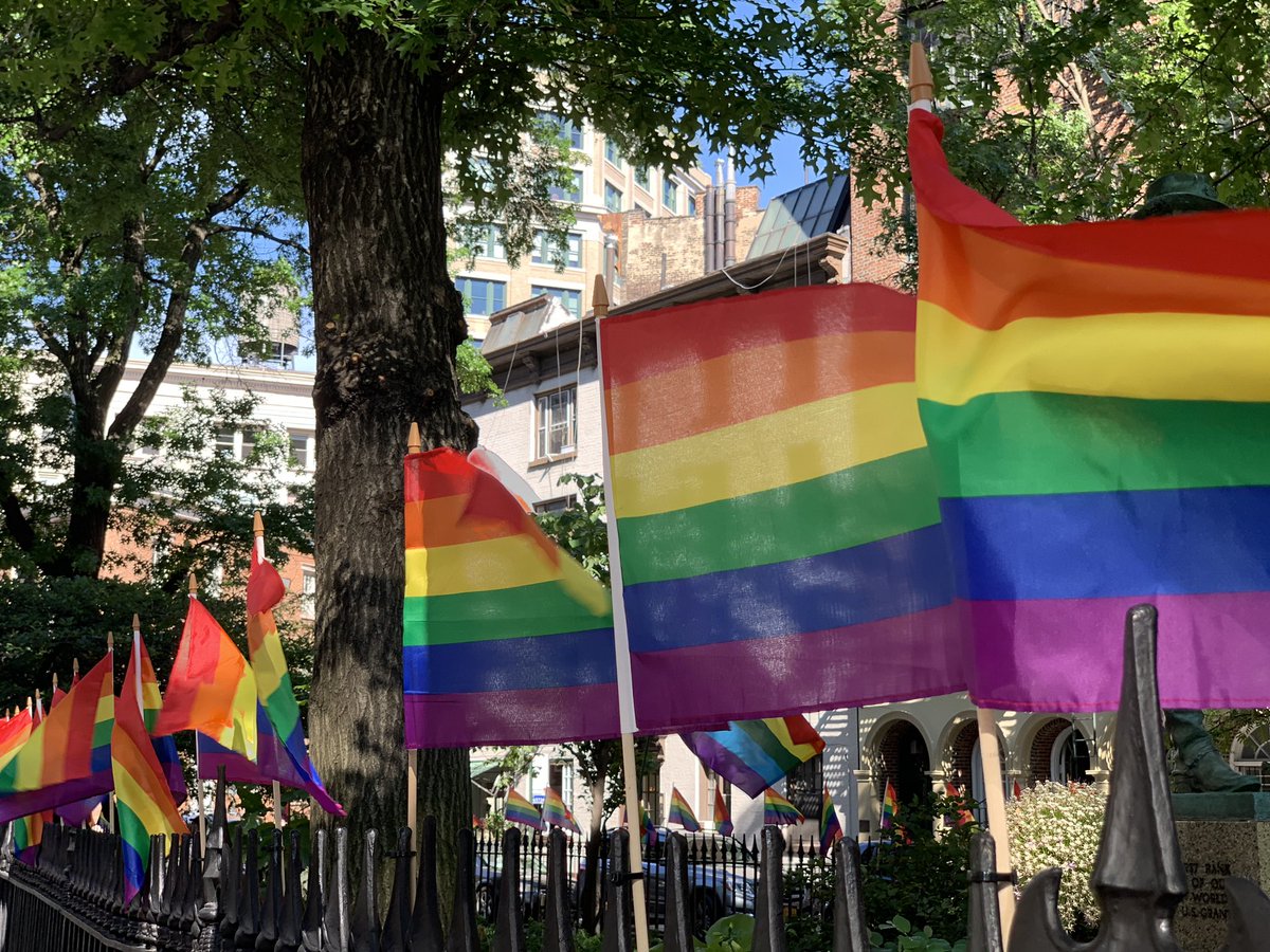 Un día como hoy en 1969, gays, lesbianas y personas trans se plantaron y resistieron la violencia policial en #Stonewall 
50 años después nos damos cuenta que todavía hay que seguir derribando prejuicios #Orgullo2019 y recuerden que lo diverso enriquece SIEMPRE #LoveisLove