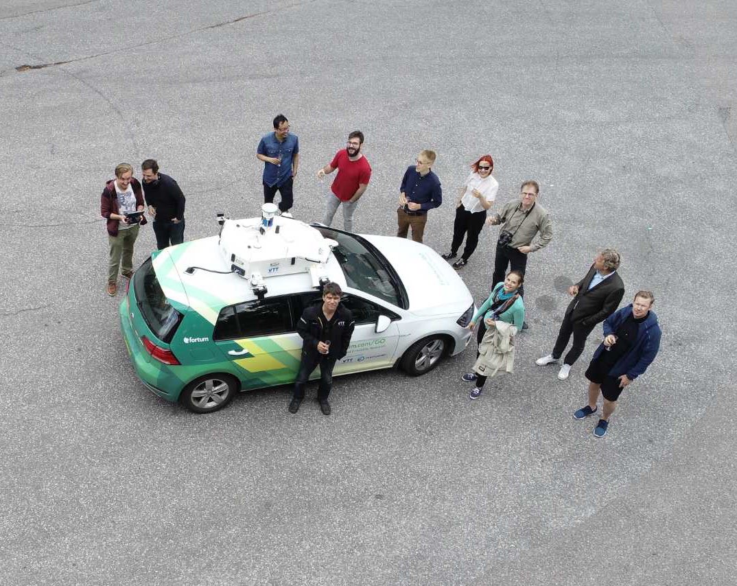 Ylpeä tiimi! Yhdessä <a href="/Fortum_Oyj/">Fortum Suomi</a>’in ja <a href="/FleetonomyAi/">Fleetonomy.ai</a>’n kanssa olemme kehittäneet Elvira-autoa, joka huristeli eilen onnistuneesti Helsingin Hietaniemessä ensi kertaa julkisilla teillä etäohjattuna. Elvira on apunamme monissa #automaattiajo’on liittyvissä tutkimushankkeissa. 🙌🏻