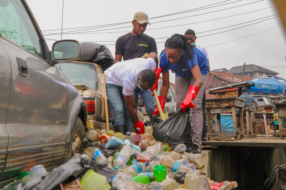 iamsaharagroup's tweet photo. Collaborating with @Ecoprune during the inaugural activity of Project #GreenLife. We organized a sensitization exercise in the Ijora Community, Lagos, Nigeria highlighting the objectives of the project and the need for recycling. Afterwards, we embarked on a cleaning exercise. https://t.co/RPVmQBqNEe