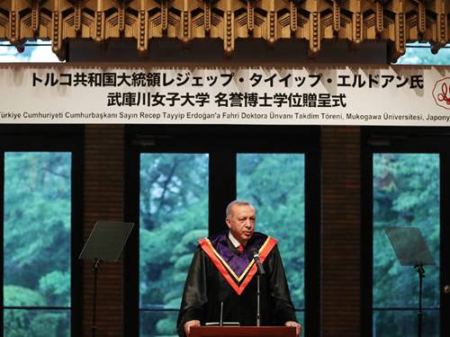 TC_TokyoBE's tweet photo. Sayın Cumhurbaşkanımız Japonya’da! Ziyareti çerçevesinde dün Sayın Cumhurbaşkanımıza Mukogawa Kadınlar Üniversitesi tarafından fahri doktora ünvanı verildi. https://t.co/ixo3CXeWij