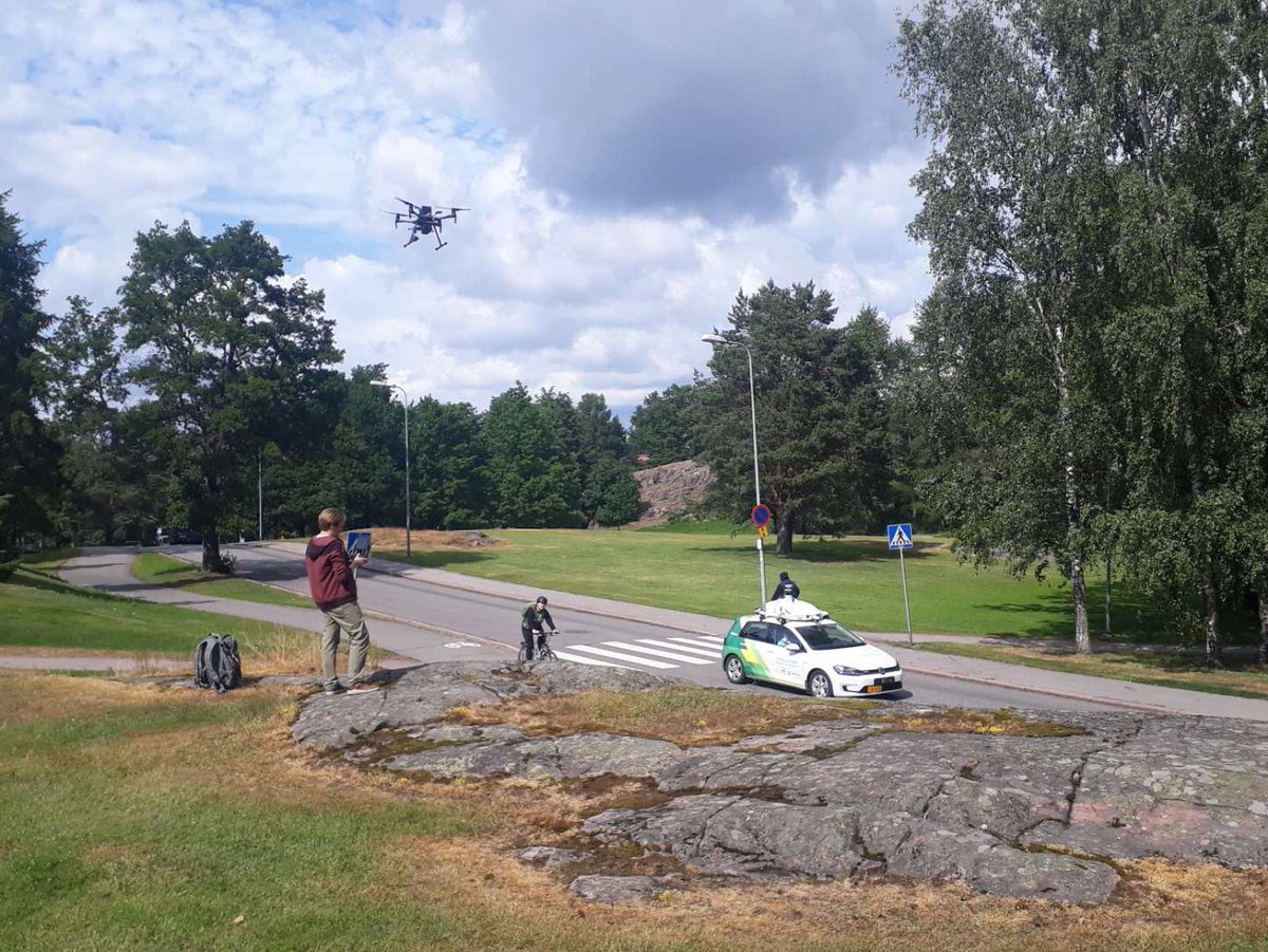 Etäohjauksen etuna on ihmisen kyky reagoida poikkeustilanteisiin. Elvira-autossamme on etäohjausta varten mm. 4 kameraa sekä yksi tutka ympäristön havainnointia varten. Drone kuvasi, kun Elvira ajeli eilen ensi kertaa julkisilla teillä Helsingissä. 🚙👋🏻<a href="/Fortum_Oyj/">Fortum Suomi</a> <a href="/FleetonomyAi/">Fleetonomy.ai</a>