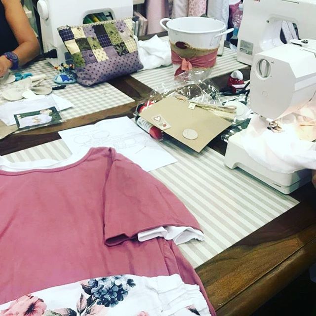 Telasdeluna's tweet image. Gracias a La Cabaña de Pusy por estos dos días de trabajo juntas. Lo hemos pasado fenomenal ¡os deseamos mucho éxito hoy y siempre!❤️✂️🧵
.
.
#patchworklovers #patchworks #isew #creatividad #creatividadydiseño #coserycoser #fetama #amantesdelacostura #hechoamano #hechoamanoco…