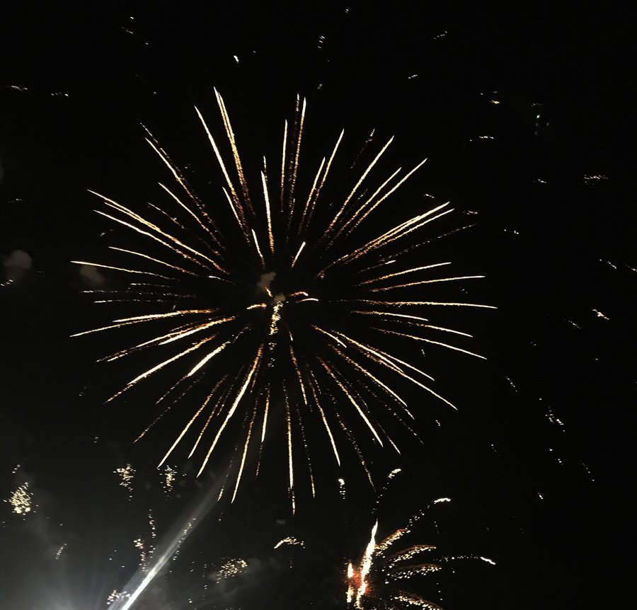lasendaBurgos's tweet photo. Tras el pistoletazo de salida de ayer, Burgos ya respira fiesta. ¿Qué haces hoy? Bailar en las plazas con música, visitar la feria de atracciones, ver #TheHoleZero, ir a un concierto, disfrutar de los #fuegosartificiales mientras comes pinchos... ¡los Sampedros acaban de empezar! https://t.co/ez3cCdJMRV