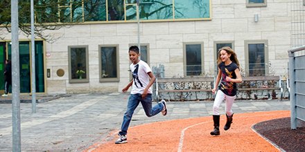 Beweegrichtlijnen zijn er voor iedereen vanaf 4 jaar. Maar hoe iemand daadwerkelijk beweegt verschilt per persoon. <a href="/KCsportnl/">Kenniscentrum Sport & Bewegen</a> geeft in handige infographic beweegtips aan begeleiders van mensen met een verstandelijke beperking: bit.ly/2RyhdRL