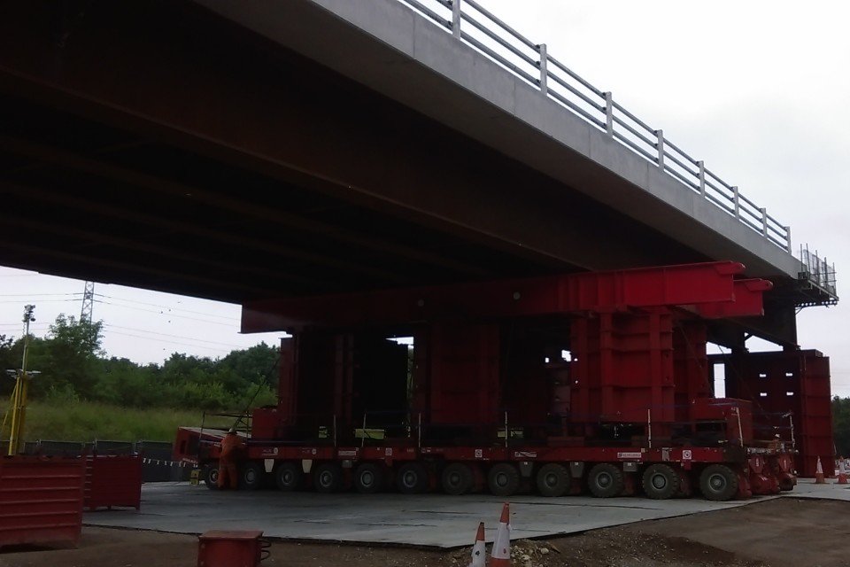 A huge new motorway bridge will be lifted into place over the #M27 near Southampton this weekend. The new bridge weighs 1,069 tonnes – as much as 15 space shuttles. The project is to replace the bridge that carries the A3057 Romsey Road over the #M27.
➡️
gov.uk/government/new…