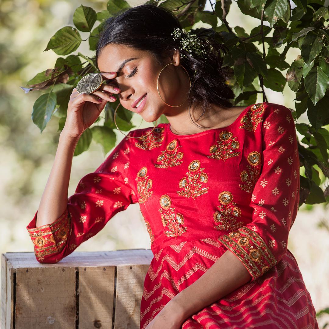"Elegance is the only beauty that never fades"

#jashn #ss19 #OjasByJashn  #fashion #glamour #trendy #indianethnicwear #indianfashion #ethnic #Red #Gold #Motifs #rustic #purefabric #indianwomen #supriyaaiman #bollywood #sehrishqureshiphotography #Kurti #Kurtilove #flair  #Kurtis