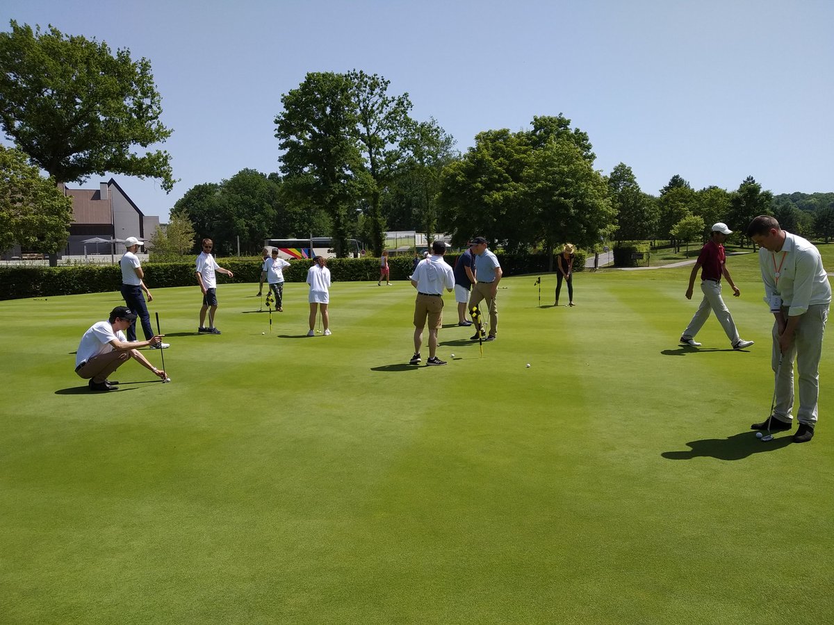 L'Open continue avec le concours de putting 🏌️

Concentration maximale et convivialité !

#golf #ezyperf #event