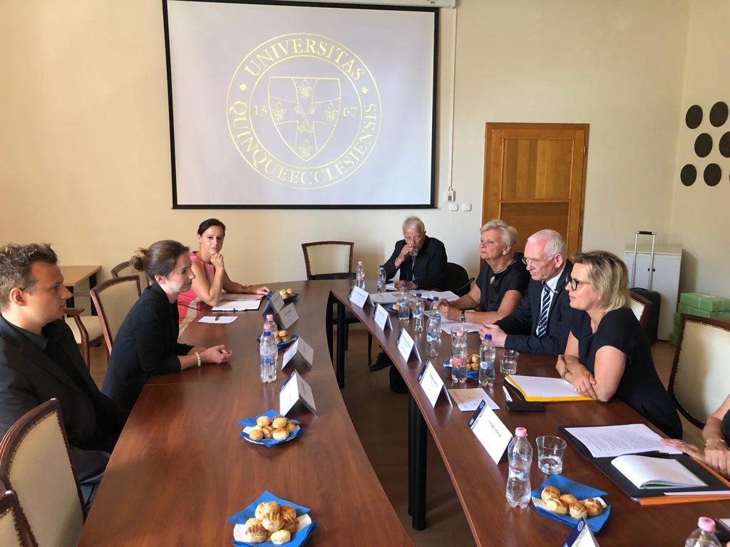 Sozialministerium On Twitter Besuch Der Uni Pecs Ein