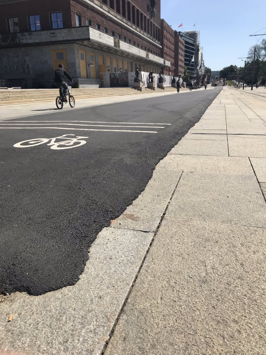 hpduun's tweet photo. Jeg kunne knapt tro det jeg så. En asfaltert «pølse» over den Rådusplassen. Dette er  antiurban brutalisme og sykkelplanlegging med skylapper. Er dette alvorlig ment?
Observasjon: en overveldende andel syklister brukte ikke feltet men resten av plassen, selvsagt. https://t.co/1vUeJdhrMG