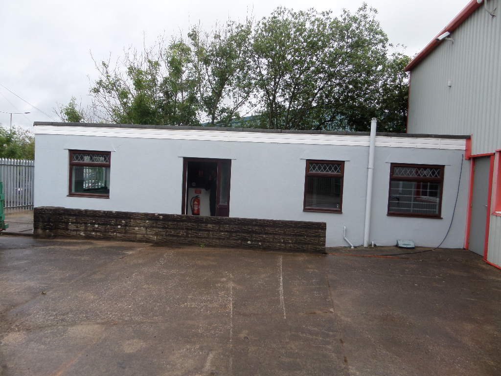 DLP_SURVEYORS's tweet image. NEW TO THE MARKET! 

Brackla Industrial Estate, Bridgend
Detached unit of 2,090 sq.ft. with refurbished offices situated within secure fenced yard.
Immediately Available on new lease for term to be agreed.
#Bridgend #Wales #sheds #commercialproperty