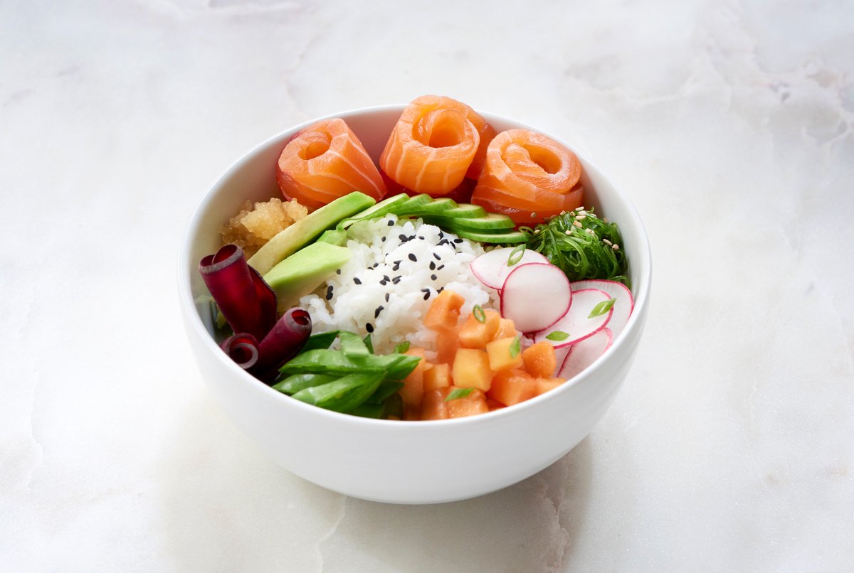 GimarEsMar's tweet photo. No hay nada mejor para combatir el calor que hidratarse y alimentarse de forma fresca y saludable. Nosotros te proponemos este delicioso y refrescante Poke Bowl de salmón ahumado #Gimar https://t.co/iglFQDfliX